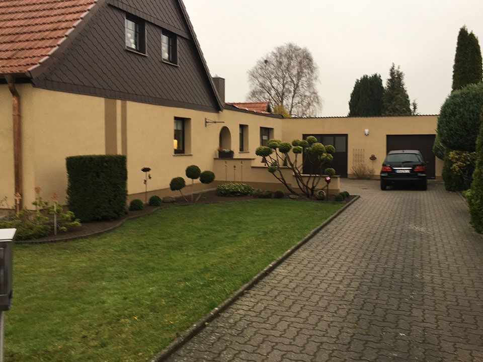 Gepflasterte Hofeinfahrt an einem Wohnhaus in Krebsow