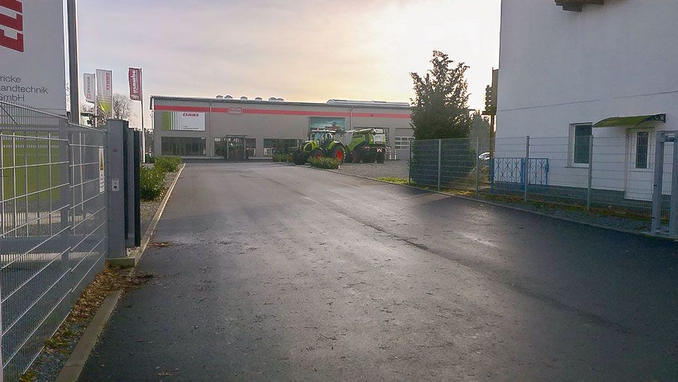 Fertiggestellte Gewerbehalle eines Landmaschinenhandels