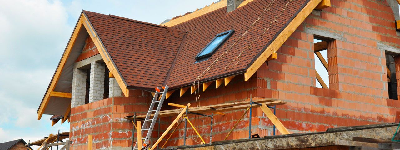 Rohbau aus Mauerwerk mit aufgesetztem Dachstuhl